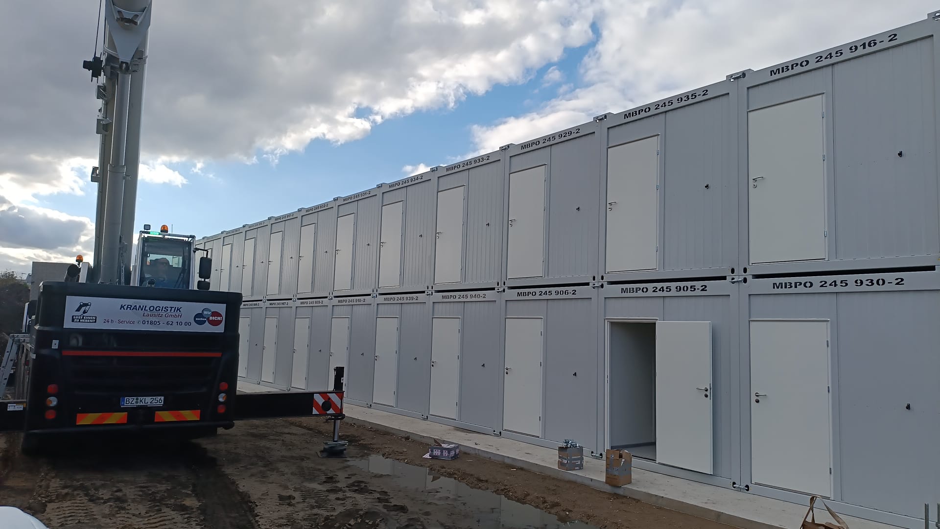 Containerbau in Cottbus – Containermontage mit Kraneinsatz – WOHLFEIL