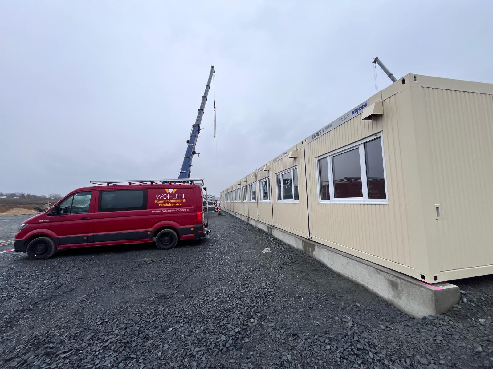Containerbau in Dresden – Aufbau einer Raumcontainer-Anlage mit Mobilkran – WOHLFEIL