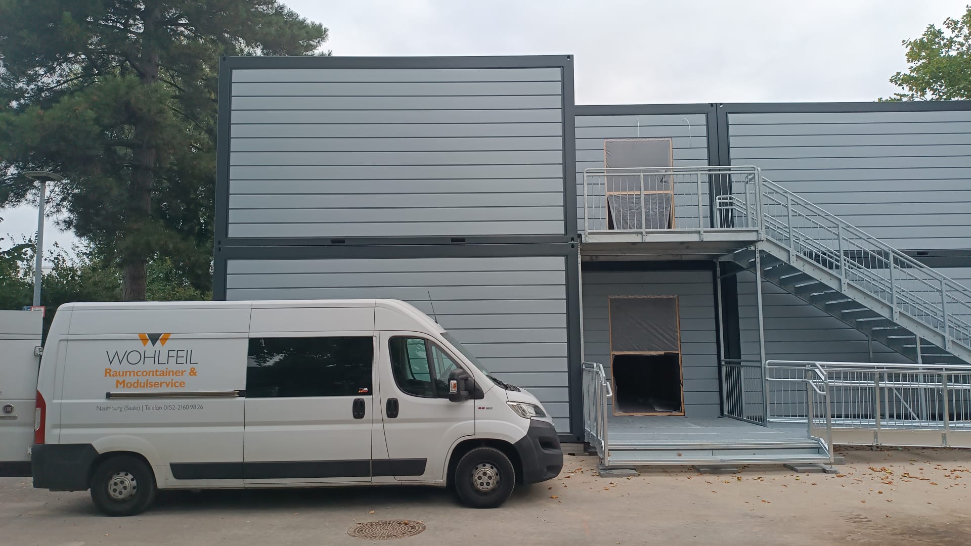 Containerbau in Eschweiler – Raumcontainer-Anlage mit WOHLFEIL-Transporter