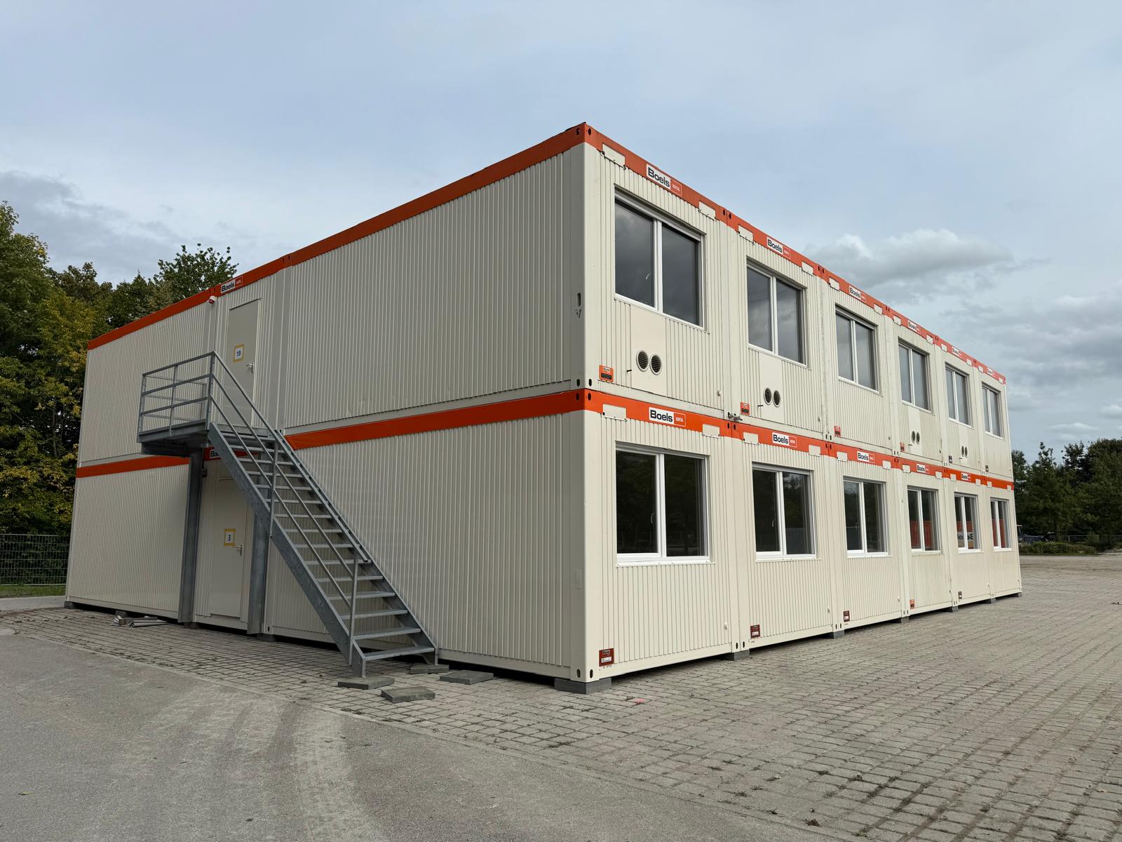 Containerbau in Gundremmingen – zweigeschossige Bürocontainer-Anlage mit Außentreppe – WOHLFEIL
