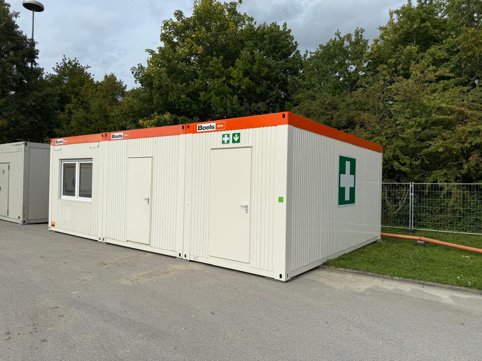 Containerbau in Gundremmingen – Bürocontainer mit Erste-Hilfe-Kennzeichnung – WOHLFEIL