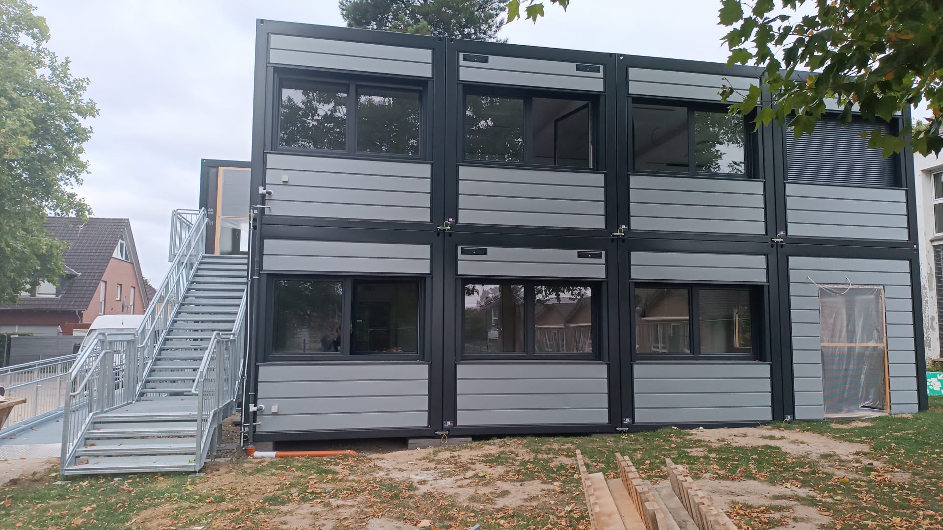 Containerbau in Hamburg – zweigeschossige Raumcontainer-Anlage mit Außentreppe – WOHLFEIL