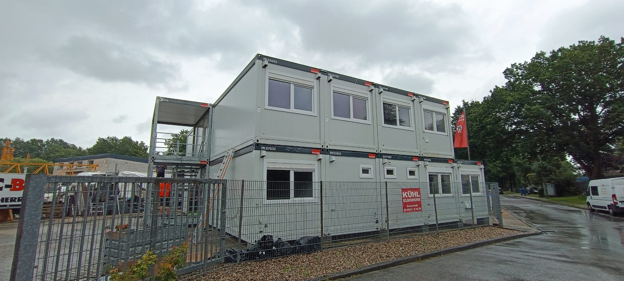 Containerbau in Hamburg – graue Containeranlage mit Außentreppe – WOHLFEIL