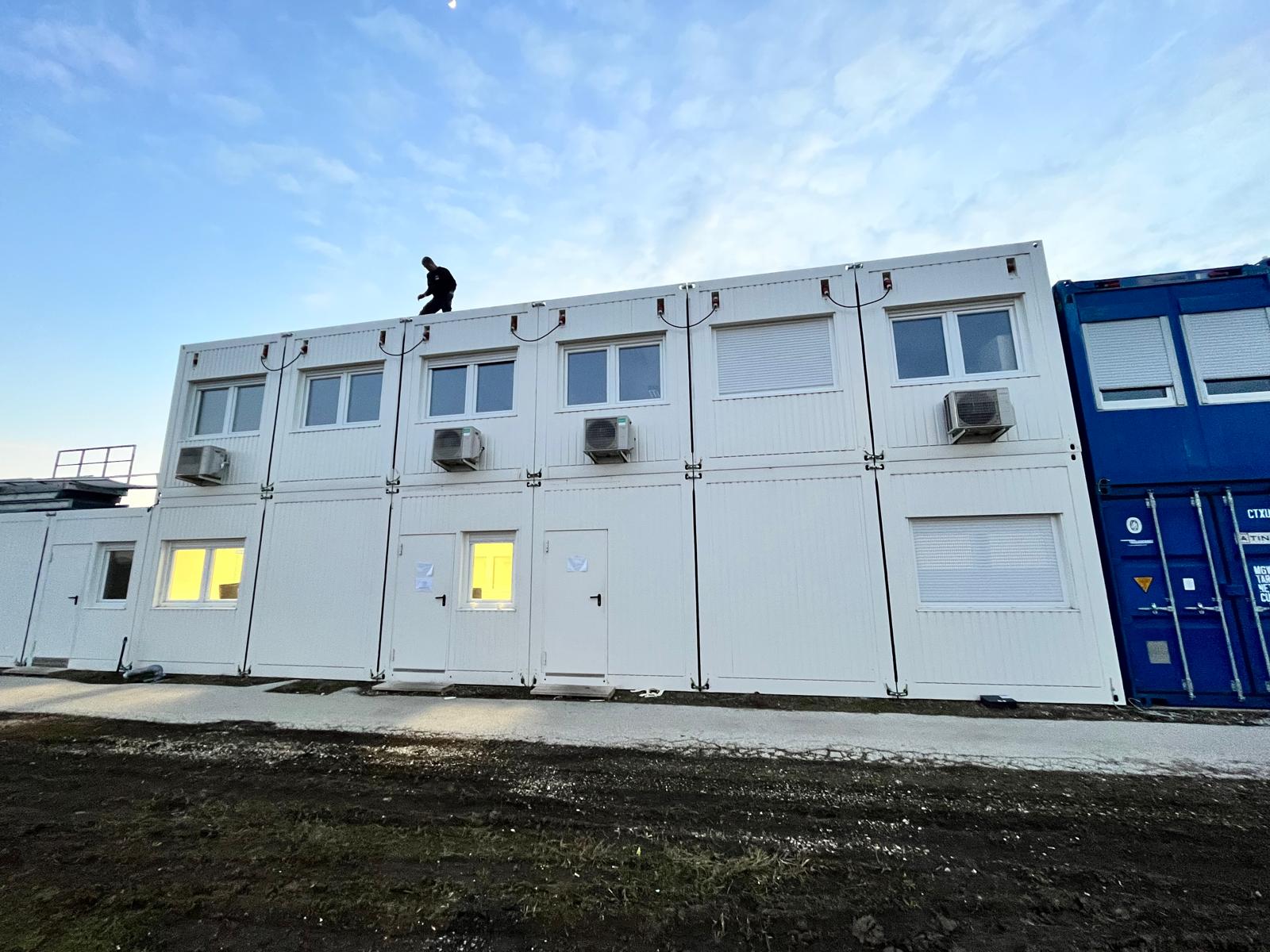 Containerbau in Hamburg – Raumcontainer-Anlage in der Morgendämmerung – WOHLFEIL
