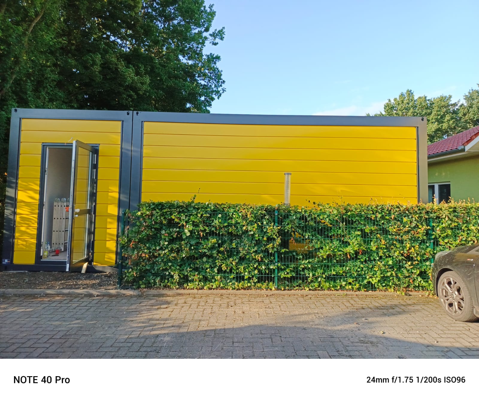 Containerbau in Osnabrück – gelbe Raumcontainer-Anlage von WOHLFEIL