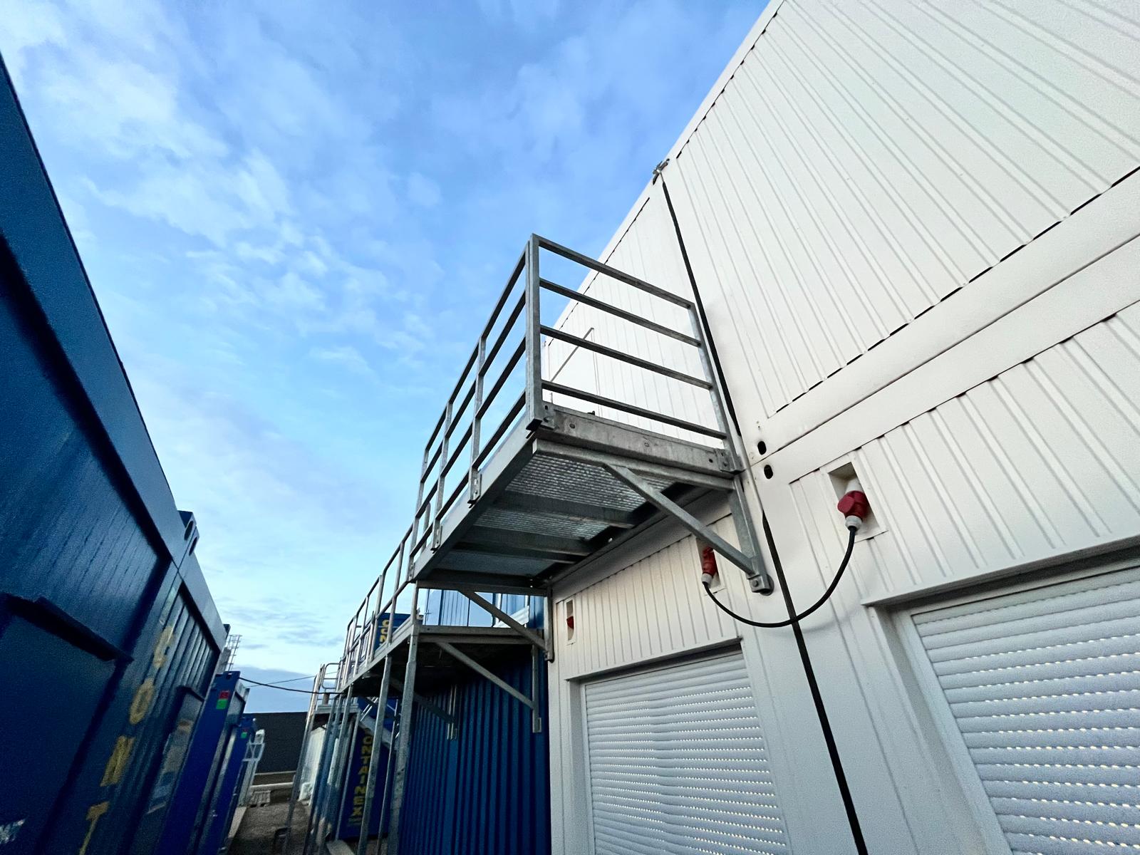 Industrie-Umsetzung in Berlin – Containeranlage mit Außenplattform (Tesla) – WOHLFEIL