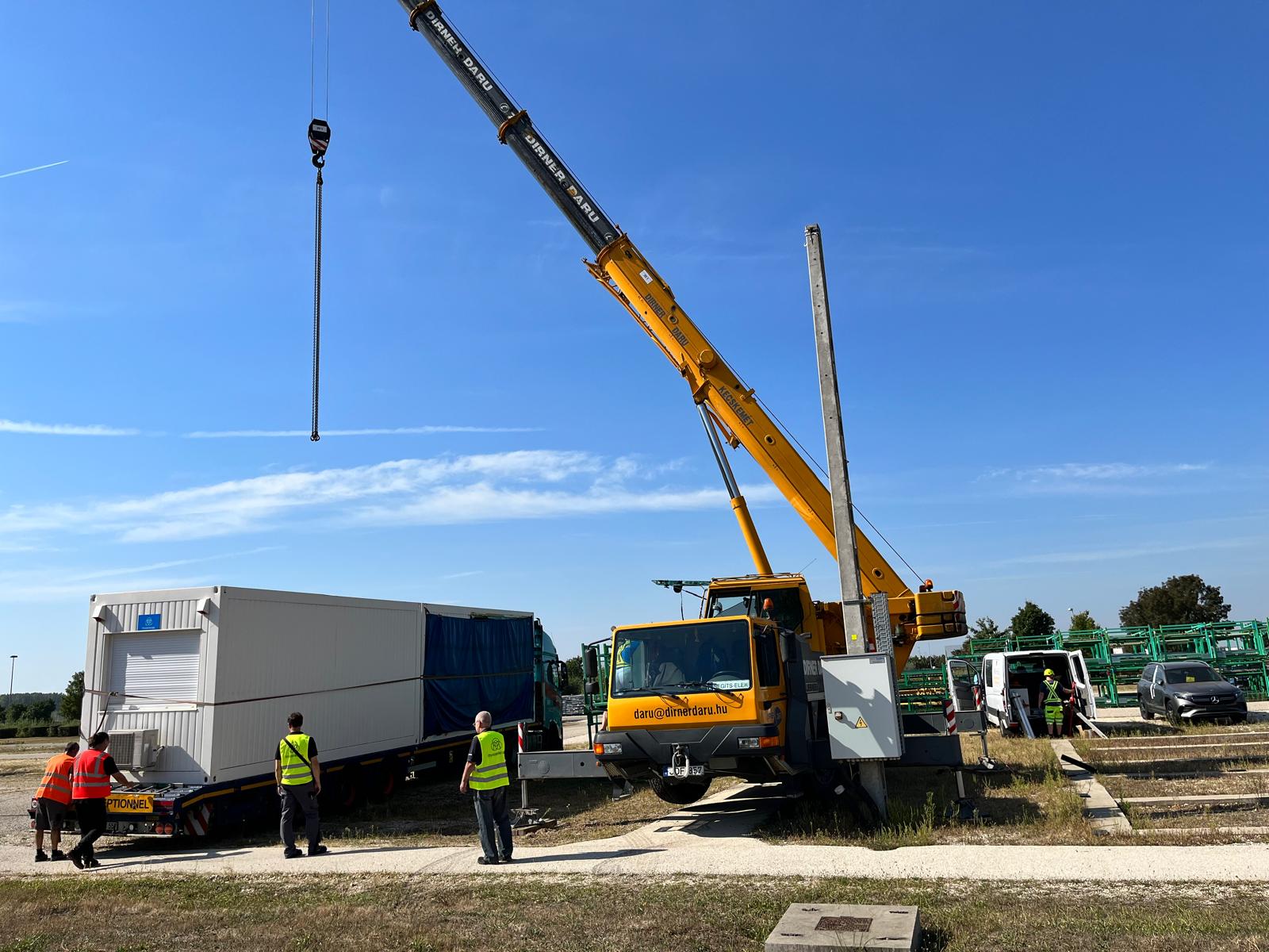 Industrie-Umsetzung in Kecskemét (Ungarn) – Containerverladung mit Mobilkran – WOHLFEIL