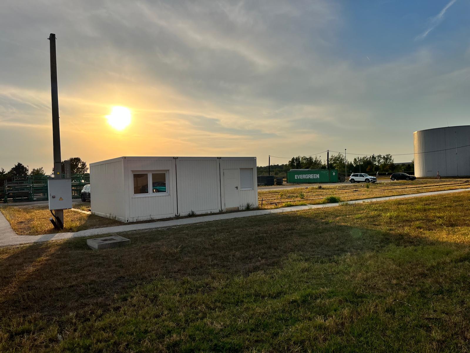 Industrie-Umsetzung in Kecskemét (Ungarn) – Bürocontainer auf dem Industriegelände – WOHLFEIL