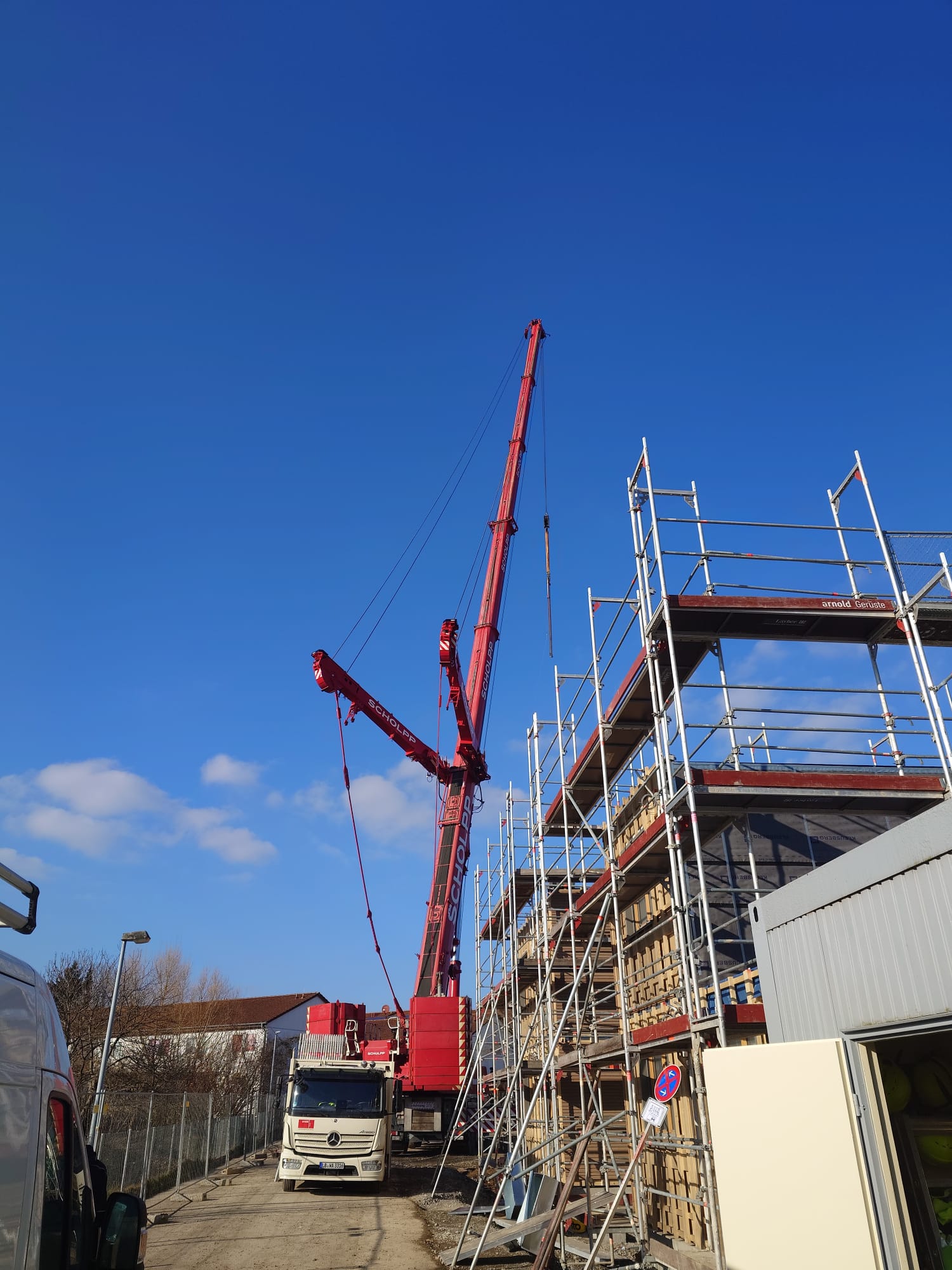 Modulbau in Bremen – Mobilkran am eingerüsteten Rohbau – WOHLFEIL