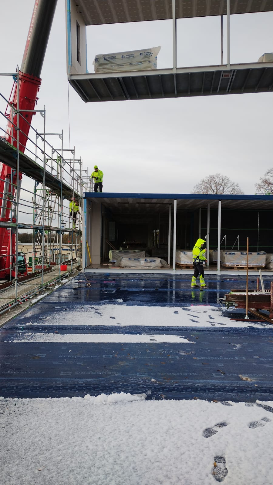 Modulbau Schule in Hamburg – Modulmontage im Winter – WOHLFEIL