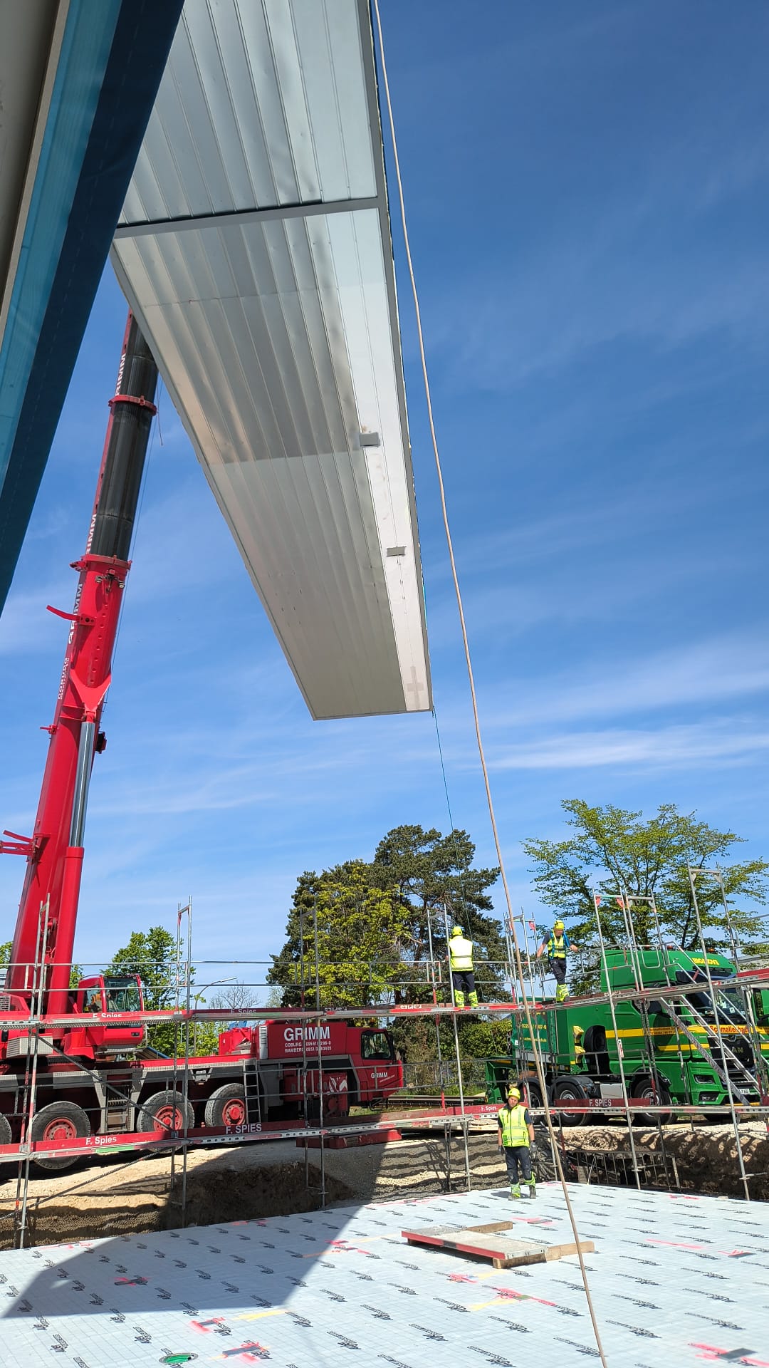 Modulbau in Stuttgart – Kranmontage eines Raummoduls – WOHLFEIL
